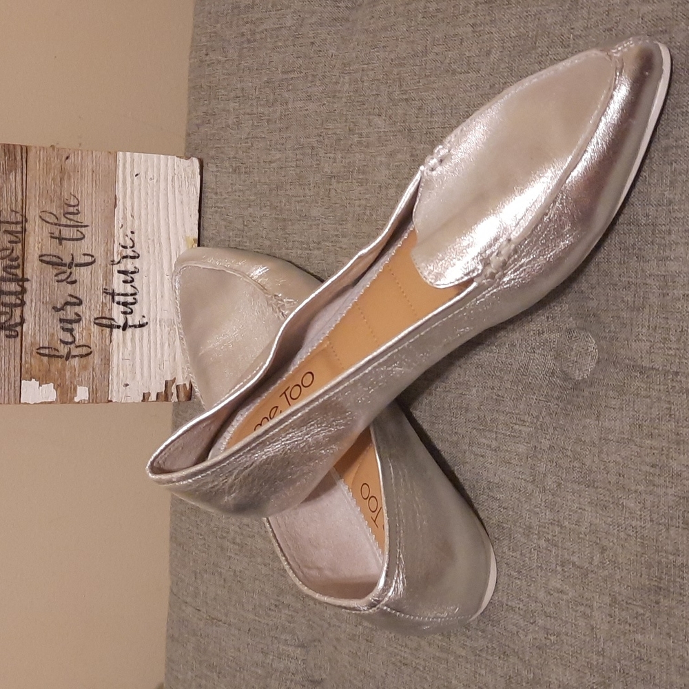 NWOT pointed silver slides, size 10